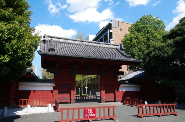 懇親会会場そばの東京大学赤門